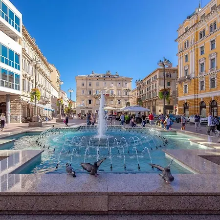 Adria Square *